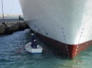 DSC01287 * Comme chq jour ds chq port, repeinturlurage du bato... * 627 x 470 * (211KB)