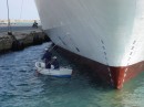 DSC01288 * Comme chq jour ds chq port, repeinturlurage du bato... * 627 x 470 * (215KB)