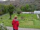 DSC00049 * Micka devant son Victorian walled garden, qu'il restaure * 614 x 461 * (277KB)