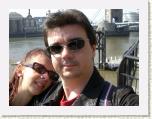 CIMG1198 * Nous devant le tower bridge ms on voit pô le tower bridge... * 800 x 600 * (399KB)